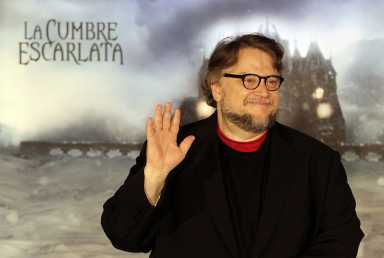 EL CINEASTA MEXICANO GUILLERMO DEL TORO PRESENTA «LA CUMBRE ESCARLATA»