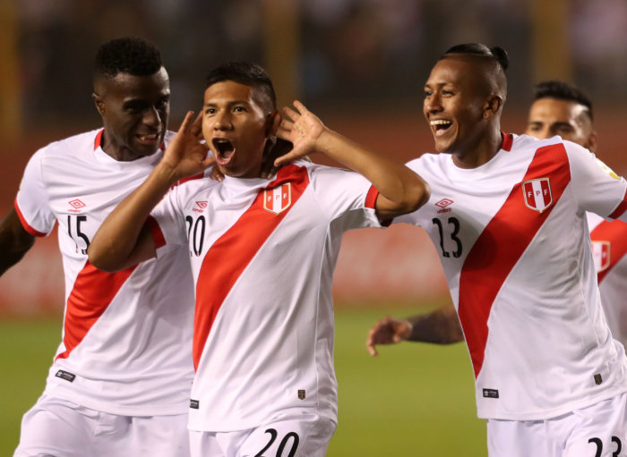 Goles de 'Orejas' Flores ilusionan a Perú que se acerca al Mundial