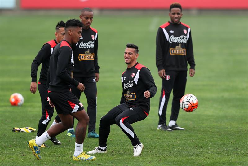 Perú llega a Ecuador para un choque eliminatorio de descarte