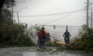 Vientos de María se calman tras tocar tierra, pero el peligro se mantiene