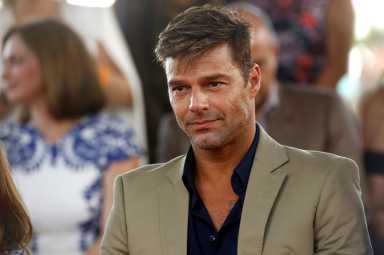 RICKY MARTIN DEDICA SU ESTRELLA EN PASEO DE LA FAMA A TRABAJADORES SOCIALES