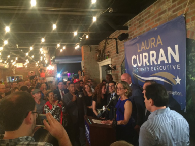 Laura Curran celebra la victoria en las elecciones primarias del Partido Demócrata.