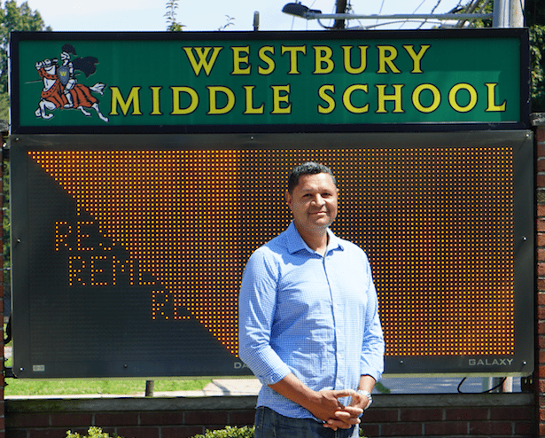 Pedro Quintanilla, primer concejal hispano del Distrito Escolar de Westbury