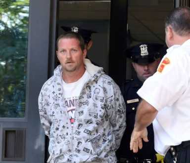 Steven Strub, de 39 años, de Islip Terrace, es conducido fuera del tercer recinto de Bay Shore para ser interrogado el jueves 31 de agosto de 2017. Strub admitió haber matado a su esposa, dijo la policía, pero su abogado disputó la demanda. Crédito de la foto: James Carbone