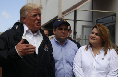 Trump no deja atrás la polémica en viaje a P.Rico para ver daños del huracán