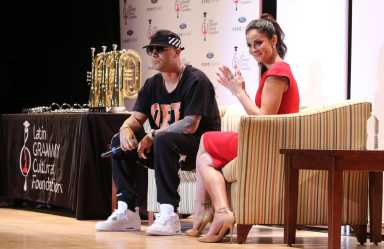 Wisin anima a jóvenes a buscar el éxito