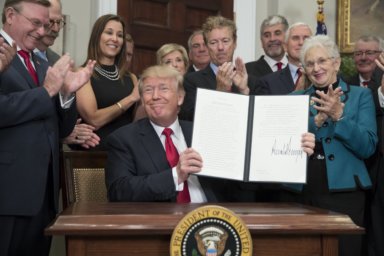 Trump firma una orden para «aliviar» a ciudadanos de requisitos de Obamacare