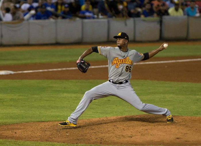 Las Águilas vencen a los Tigres en el inicio del béisbol dominicano