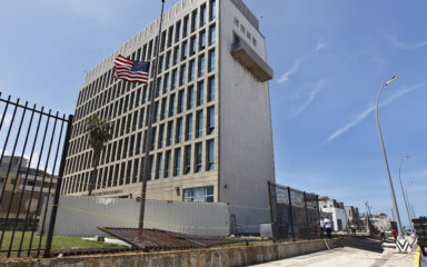 EEUU ordena retirar a «más de la mitad» del personal de su embajada en Cuba