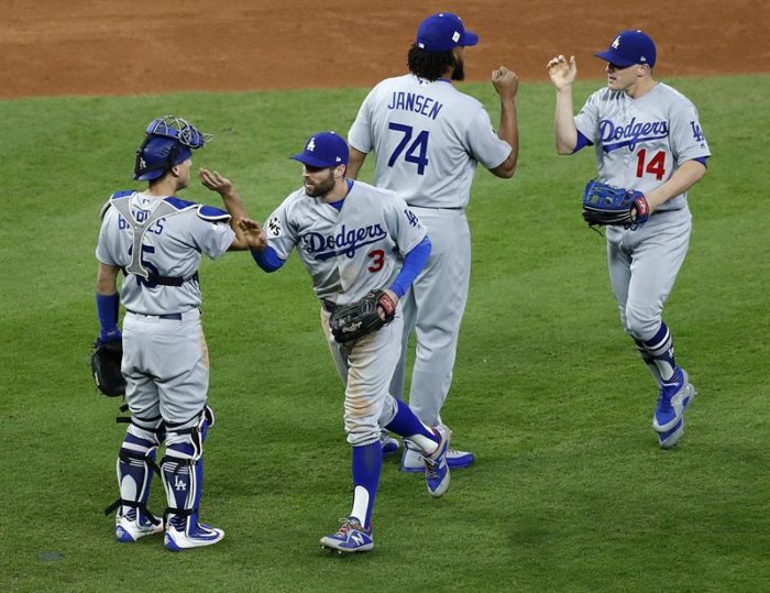 Dodgers destrozan a Astros y llevan Serie Mundial a Los Ángeles