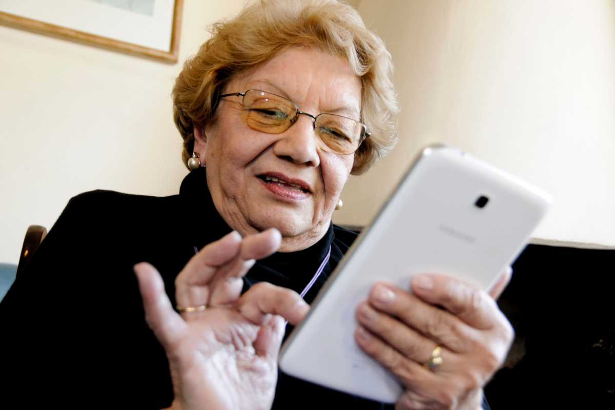 Perona con un celular