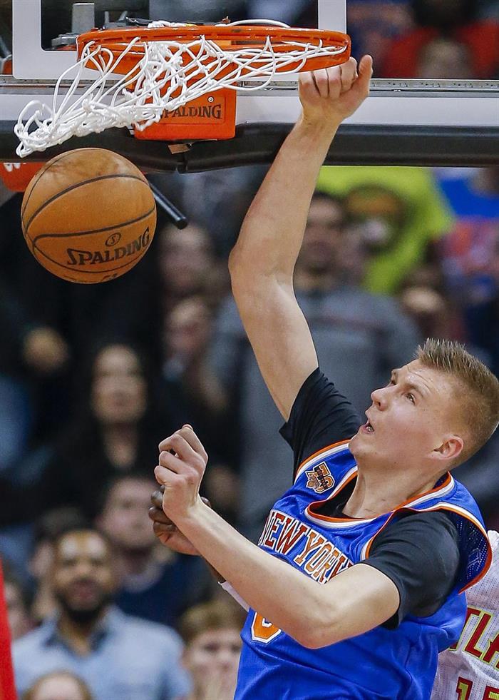 Porzingis y los Knicks ayudan a Hornacek a vencer a su ex equipo