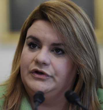 Jenniffer Gonzalez-Colón dando una conferencia de prensa.