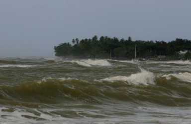 FUERTE OLEAJE EN ÁREA NORTE DE PUERTO RICO PRODUCE DESALOJOS