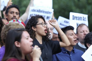 Jóvenes indocumentados salen a las calles a «dar la cara» por fin de DACA