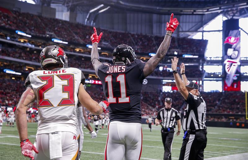 Jones logra marca en victoria de Falcons sobre Buccaneers