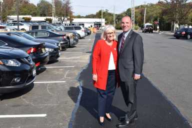 La supervisora ​​de North Hempstead Judi Bosworth y el concejal Peter Zuckerman