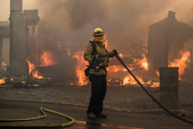 Incendio «fuera de control» en California obliga a miles de evacuaciones
