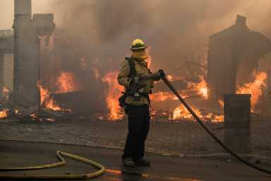 Incendio «fuera de control» en California obliga a miles de evacuaciones