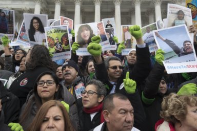 Manifestantes se movilizan para apoyar la aprobación de una Ley DREAM limpia