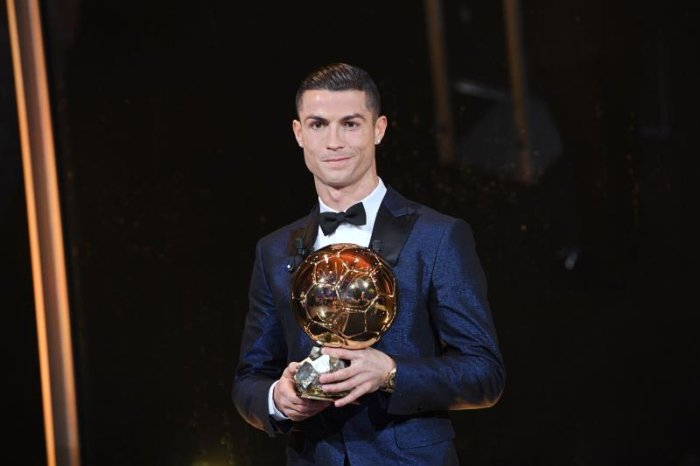 Cristiano recibe su quinto Balón de Oro e iguala a Messi