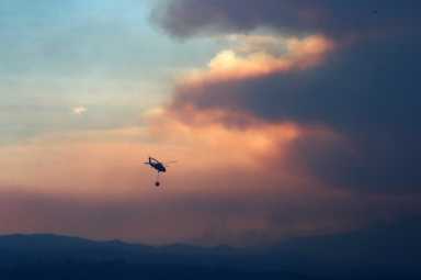 California combate poderosos incendios avivados por vientos huracanados