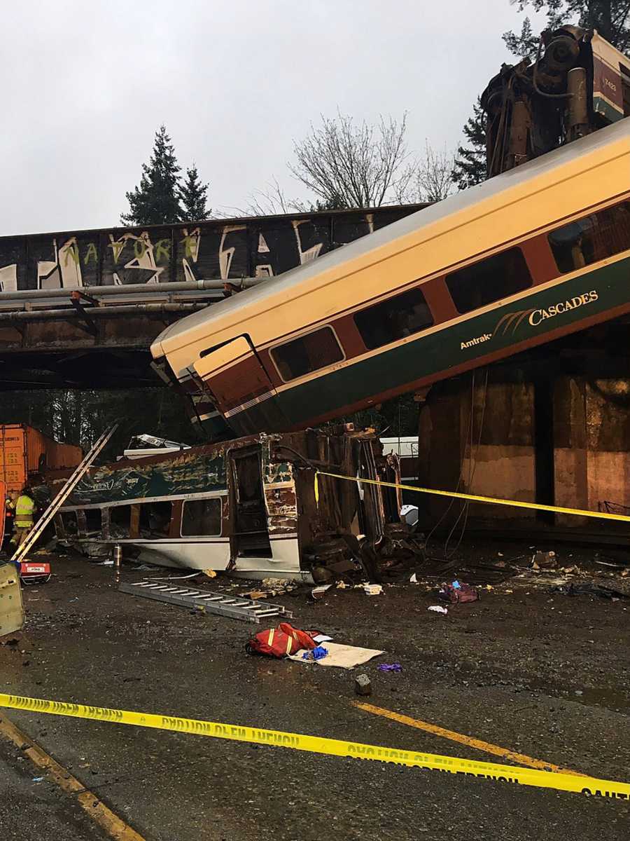 UN TREN DESCARRILA Y CAE SOBRE AUTOPISTA A LAS AFUERAS DE SEATTLE