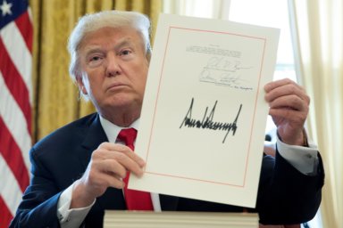 Trump firma su prometida y ambiciosa reforma fiscal