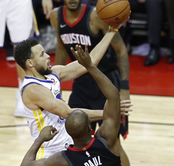 Warriors tumban a Rockets y reivindican condición de campeones