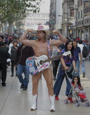 El Vaquero Desnudo de Times Square causa furor en calles de México