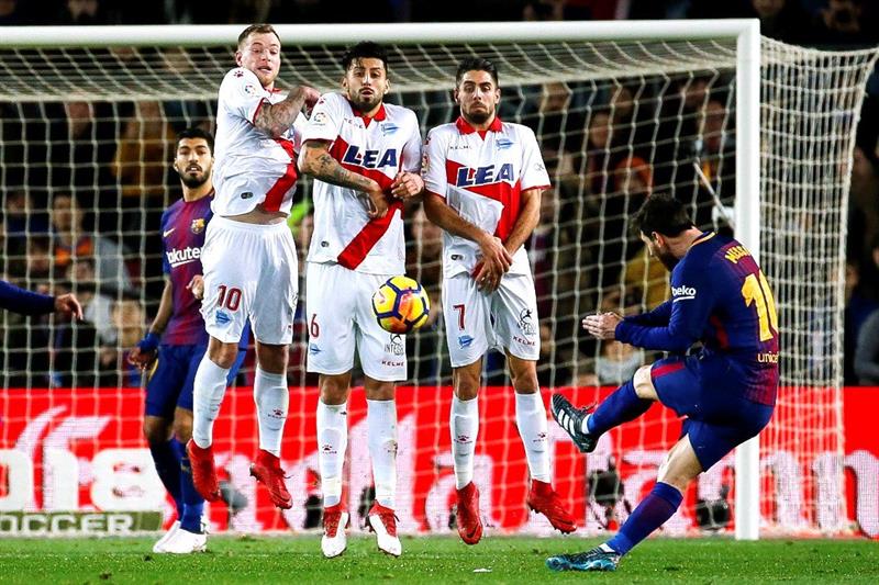 Barcelona sufre para remontar con goles de Suárez y Messi