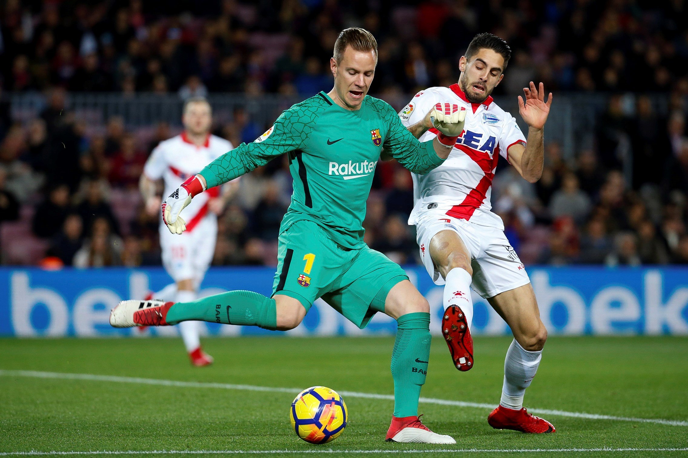 Barcelona sufre para remontar con goles de Suárez y Messi