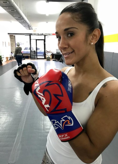 Combate Américas firma a la multicampeona boricua Amanda Serrano