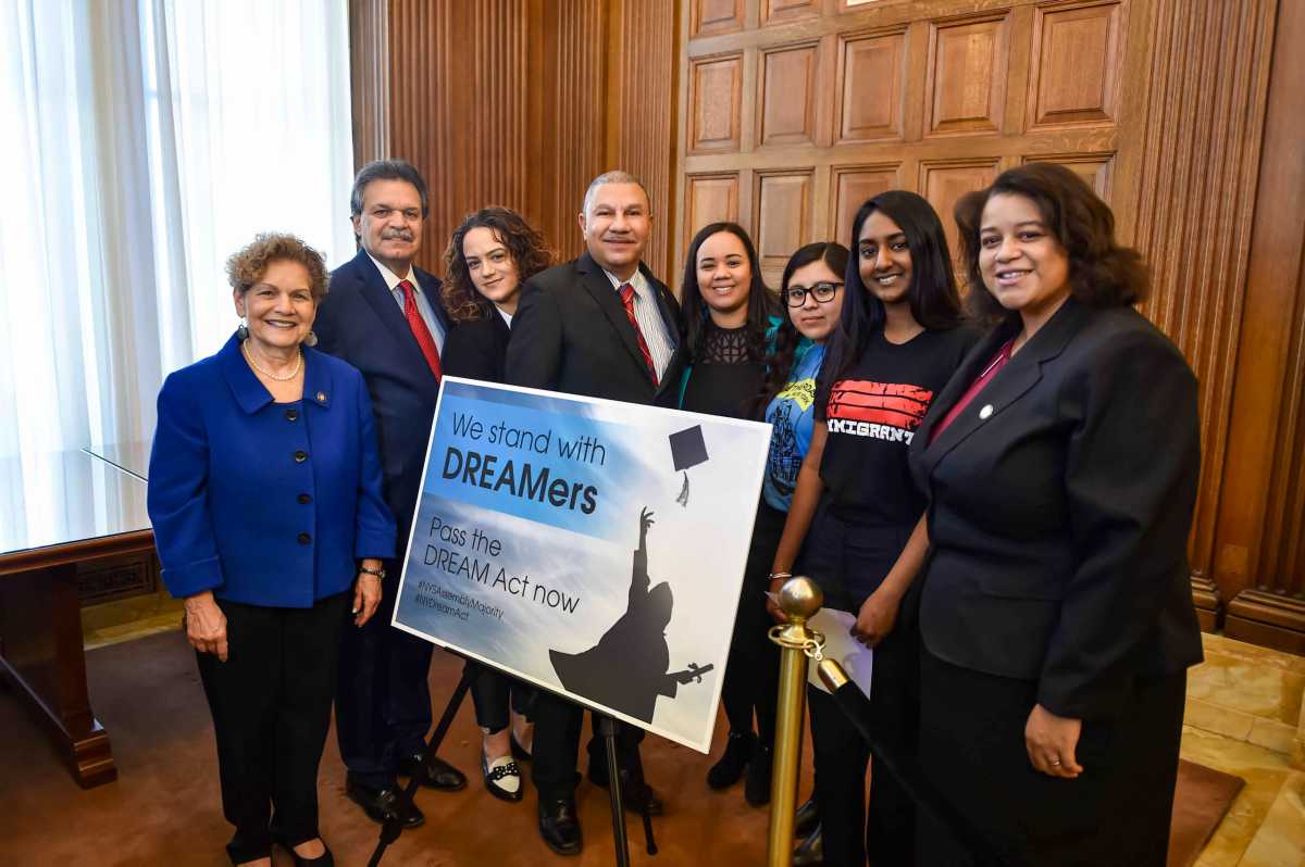 Asambleísta Ramos auspicia 'Dream Act' que provea formación universitaria a 'Soñadores'