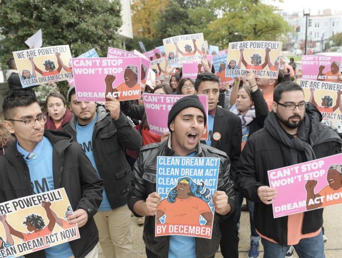 Corte Suprema deja vivo DACA y da un respiro a "Soñadores"