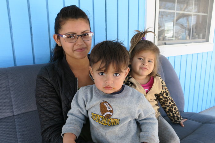 Madre salvadoreña busca asilo a 20 metros del sueño americano