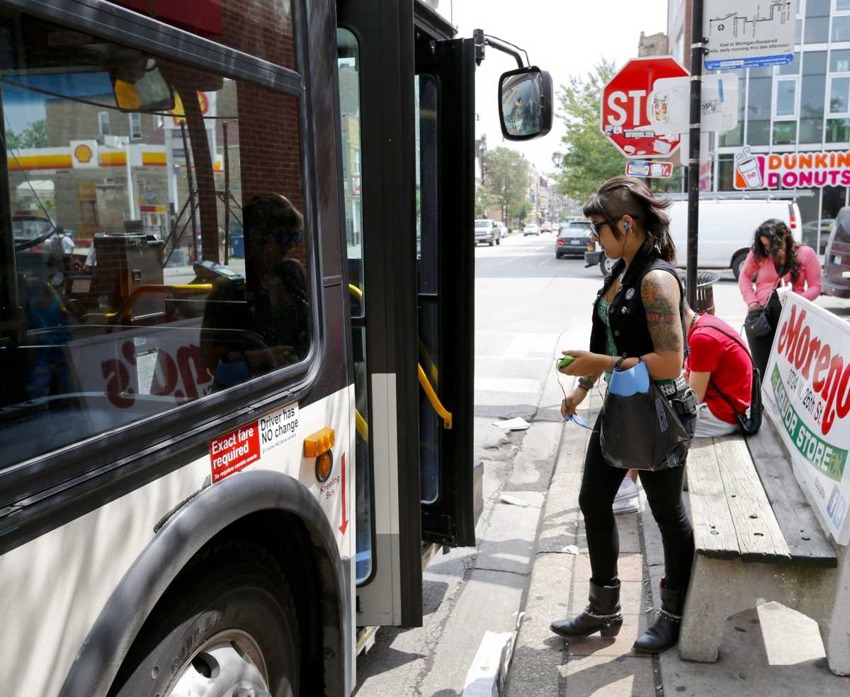 Denuncian que arrestos a inmigrantes en autobuses y trenes se presta para abusos