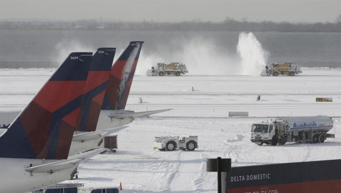 Casi 2.000 vuelos cancelados en aeropuestos por el paso de la tormenta