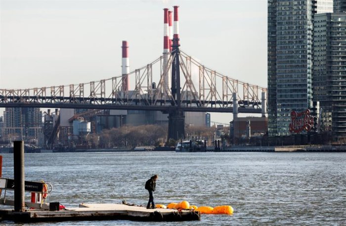 Suman cinco muertos por accidente de helicóptero en East River