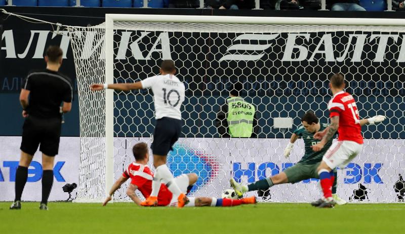 Mbappé y Pogbá marcan el camino a una Francia gris