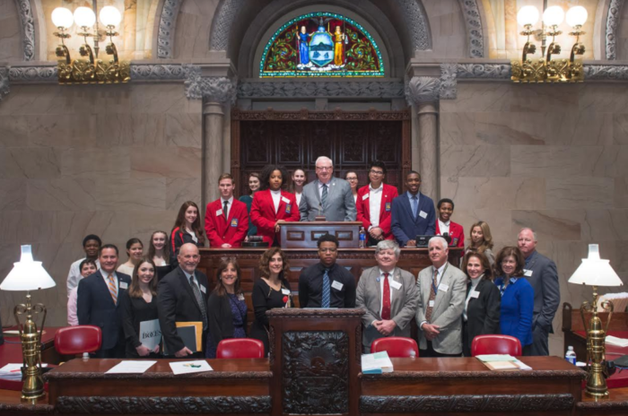 Nassau BOCES se reúne con el senador John Brooks en Albany