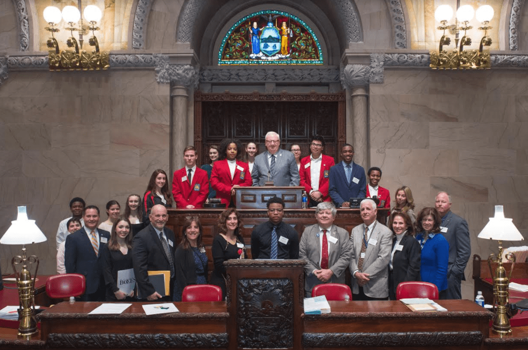 Nassau BOCES se reúne con el senador John Brooks en Albany