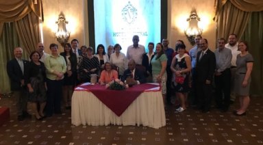 SUNY Old Westbury firma acuerdo con Universidad de Cuba