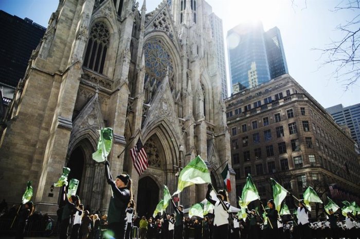 Miles de irlandeses celebran con orgullo su cultura en Día de San Patricio