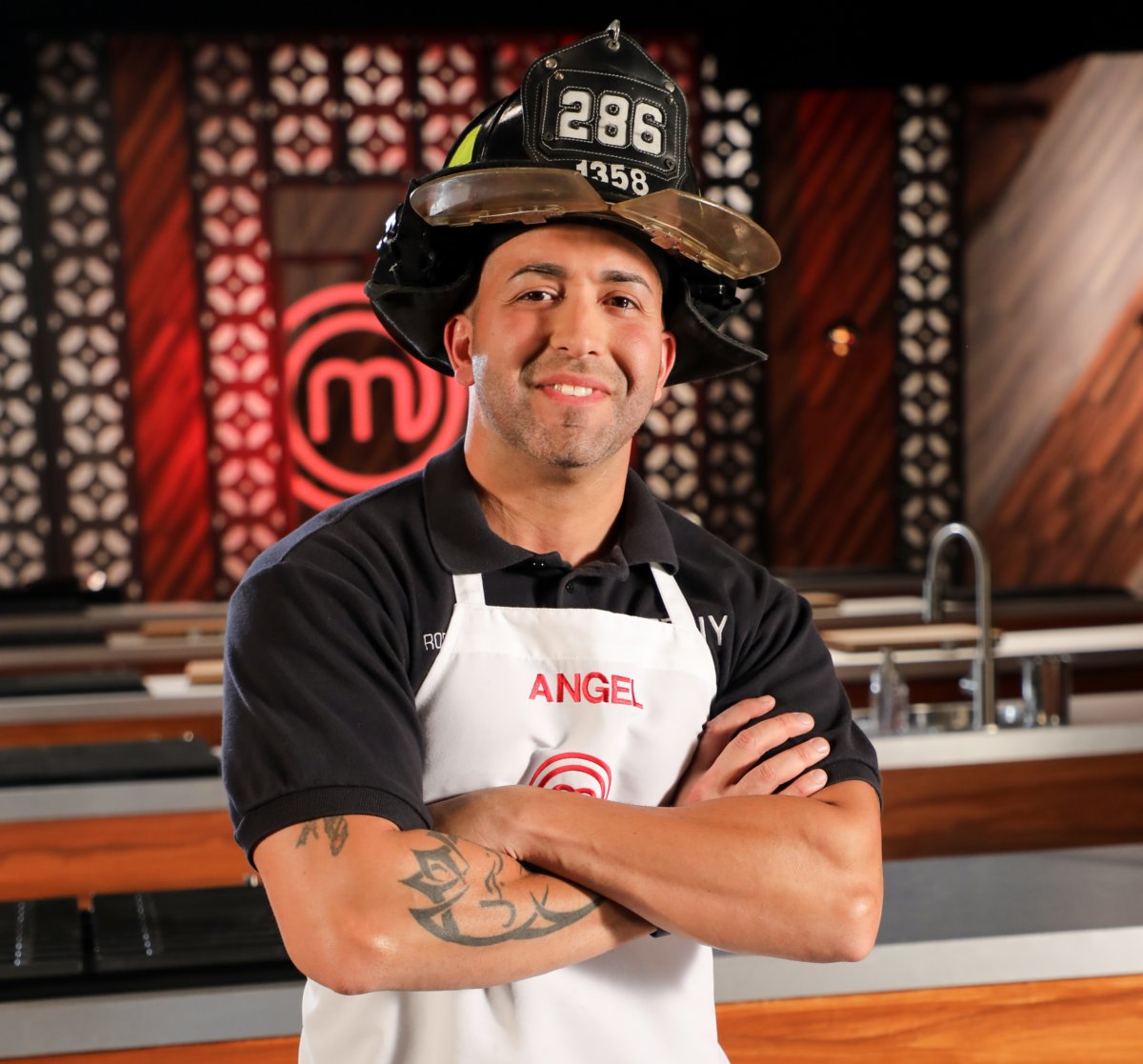 Ángel Robles ... Sexy bombero de Queens incendia cocina de MasterChef Latino