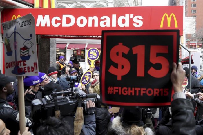 Trabajadores acusan a McDonald's de romper su promesa de subirles el salario