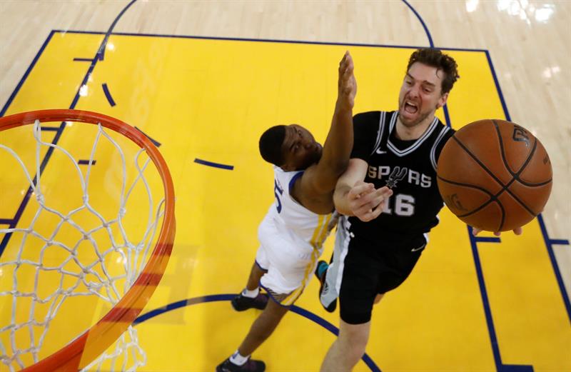 Exhibición de los Warriors ante los Spurs con Thompson de líder encestador