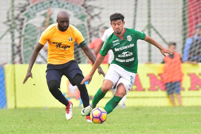 Juan Rodríguez (d), del Marathón, fue registrado este domingo al disputar un balón con Pastor Martínez (i), del Honduras Progreso, durante un partido de la Liga Nacional de Fútbol de Honduras, en el Estadio Yankel Rosenthal de la ciudad de San Pedro Sula (Honduras). EFE