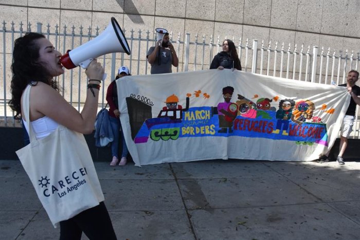 Activistas marchan a la frontera para recibir a inmigrantes centroamericanos