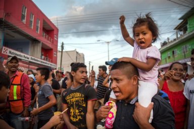 Caravana migrante alista caminata y trámites de asilo en frontera México-EEUU